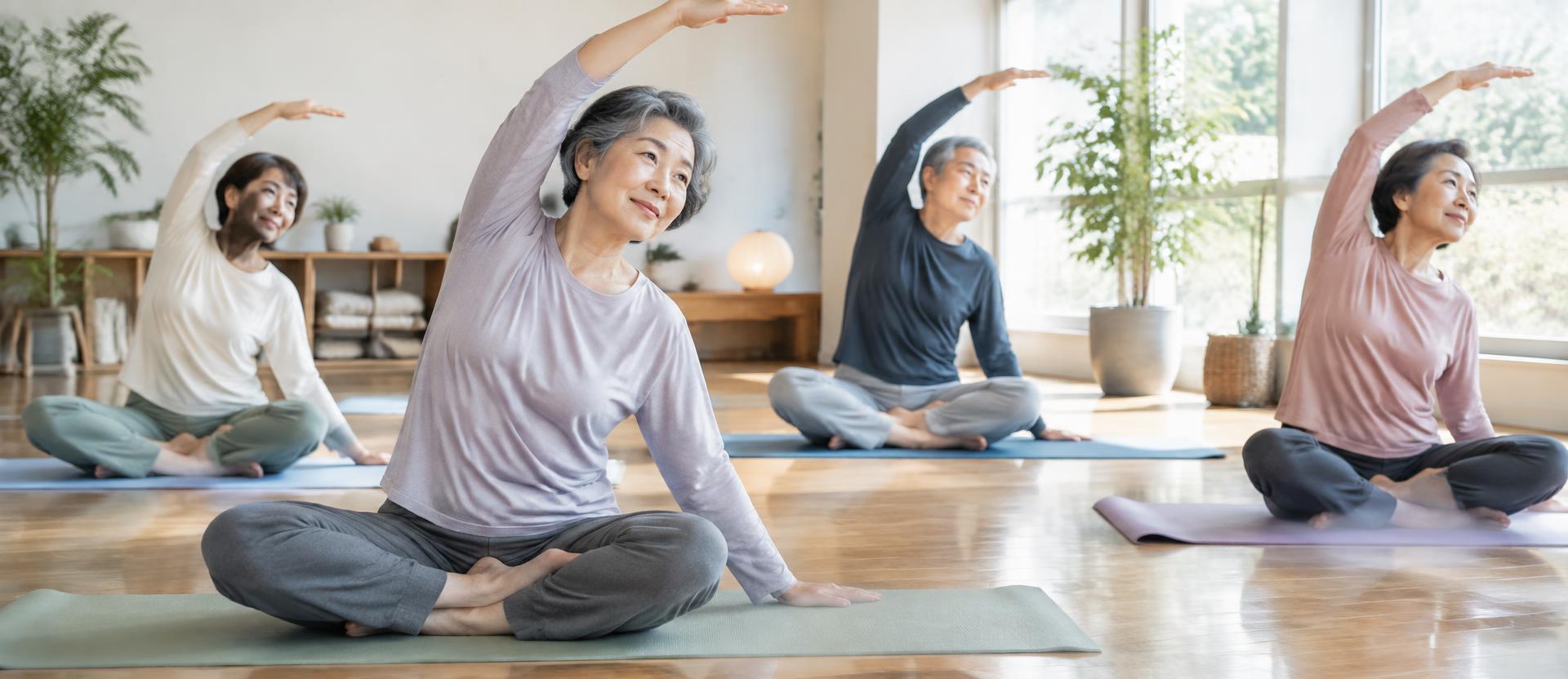 60代がゆったりヨガを楽しむ様子